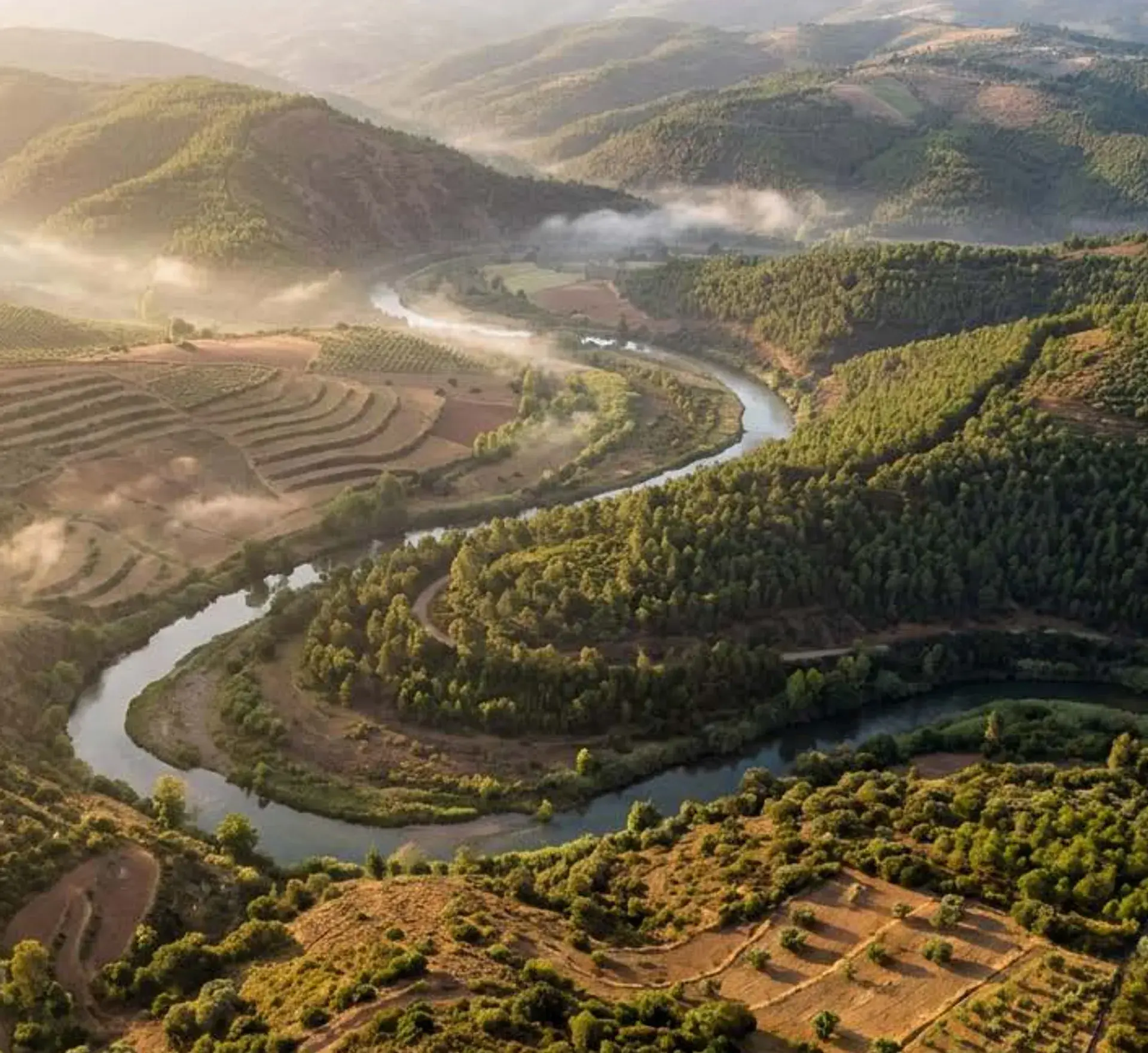 Vue aérienne d'une vallée marocaine traversée par une rivière