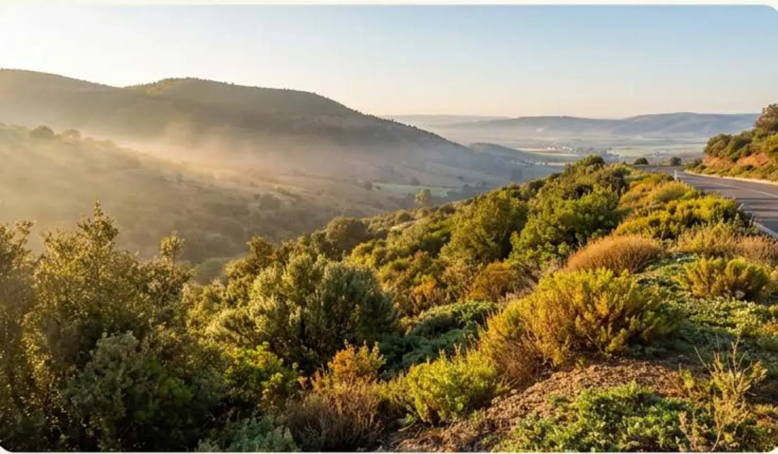 Collines marocaines au lever du soleil, le long d'une infrastructure routière